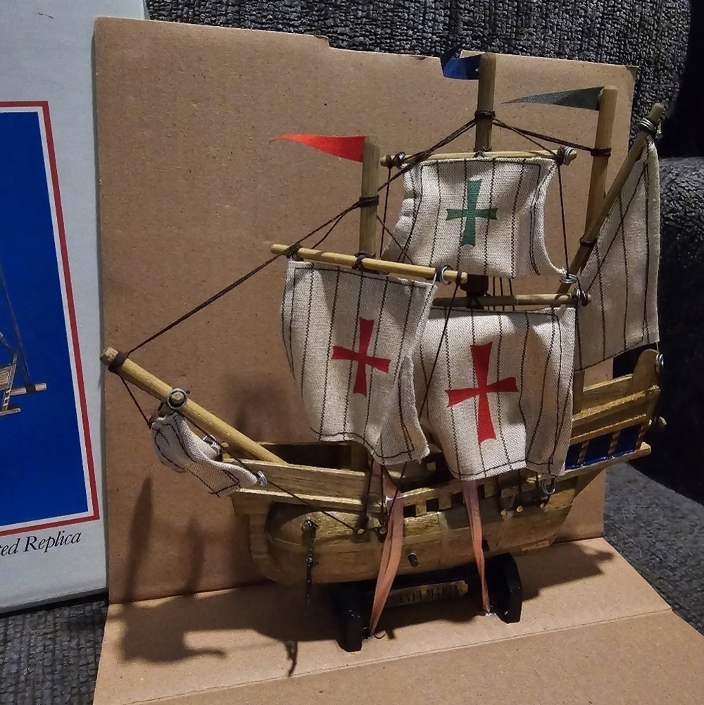 Tiny Ships of the World Collection | Santa Maria Handmade Replica - Picture 3 of 4
